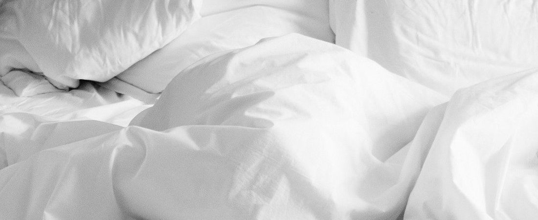 3 teilige Bettwäsche in weiß auf dem Bett